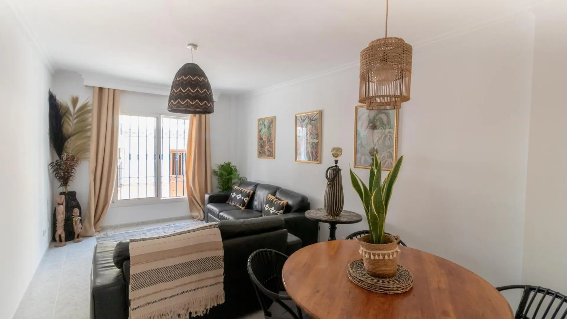 Las Flores Apartments نيرخا 0*,