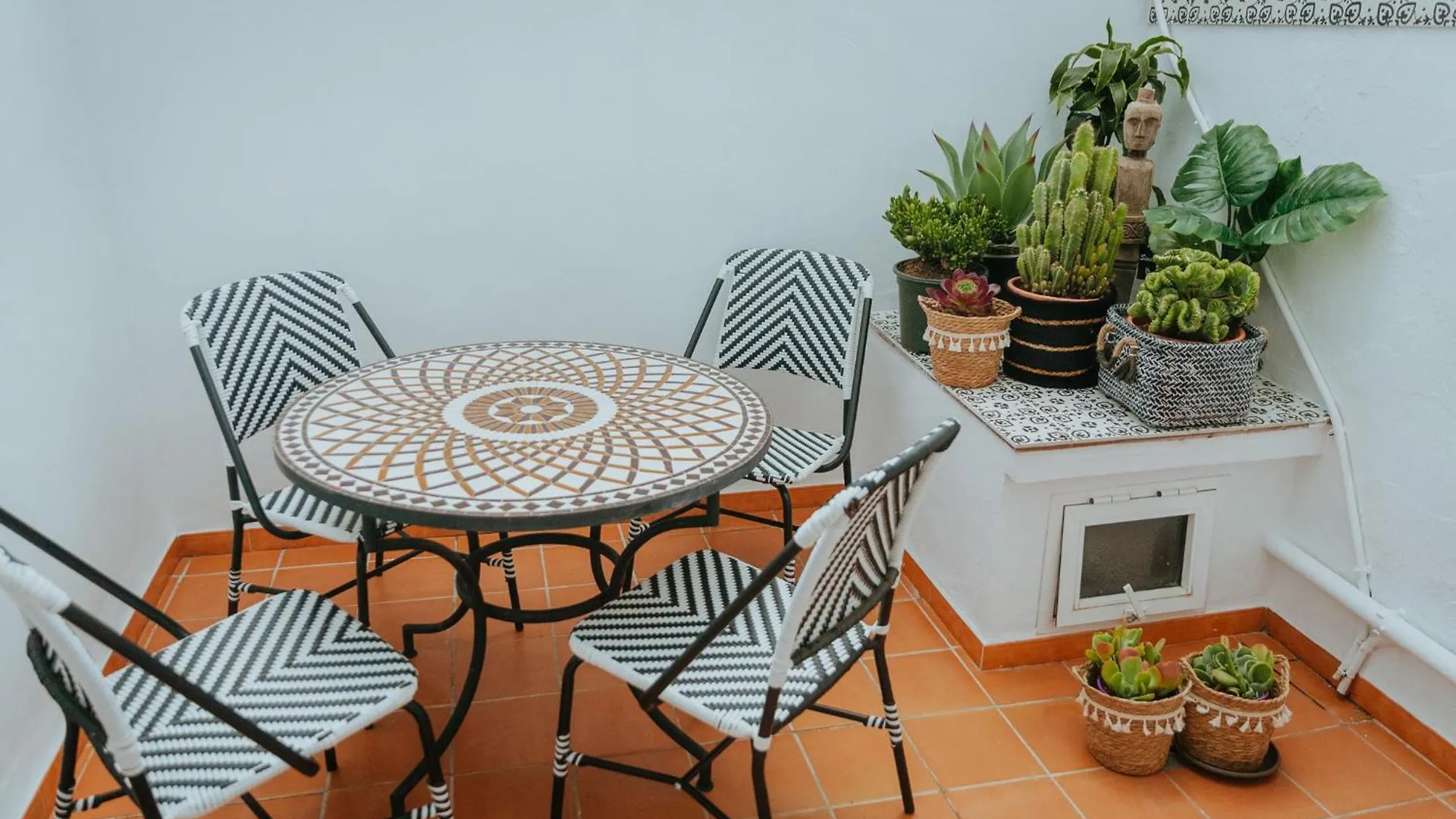 Las Flores Apartments نيرخا